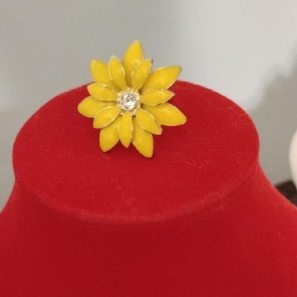 niecy nash Jewelry - Niecy Nash Yellow Flower Ring with Crystal Accent, Goldtone Size 6